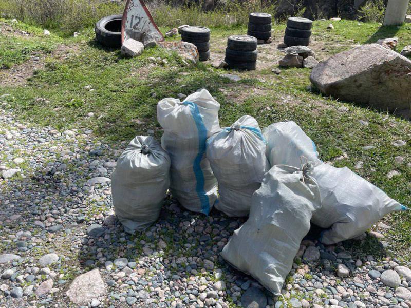Сотрудники Института Омбудсмена очистили от мусора 4 км вдоль трассы в Кой-Таше