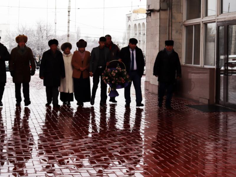 Укук коргоочулар жана жакындары 20 жыл мурда көз жумган укук коргоочу Шералы Назаркуловду эскеришти