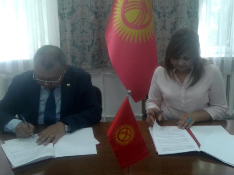 Акыйкатчы Токон Мамытов “Интербилим ЭБ” коомдук бирикмесинин Оштогу филиалы менен кызматташуу Меморандумуна кол койду