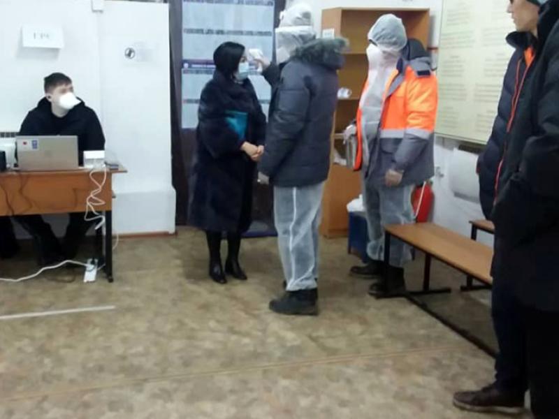 КР Акыйкатчы аппаратынын кызматкерлери КР Президентин мөөнөтүнөн мурда шайлоо жана башкаруу формасын аныктоо боюнча референдумдун жүрүшүнө мониторинг жүргүзүшүүдө