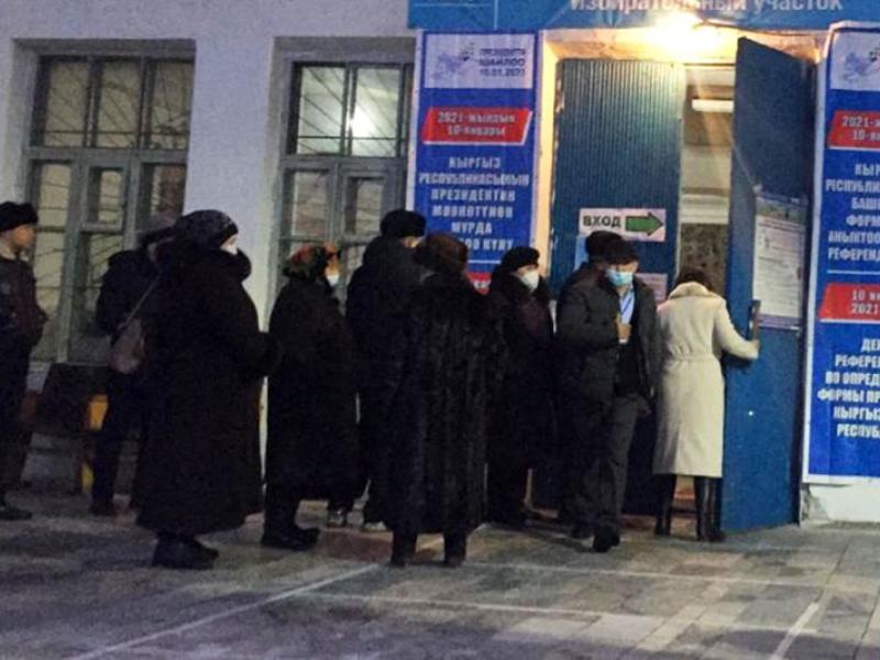КР Акыйкатчы аппаратынын кызматкерлери КР Президентин мөөнөтүнөн мурда шайлоо жана башкаруу формасын аныктоо боюнча референдумдун жүрүшүнө мониторинг жүргүзүшүүдө