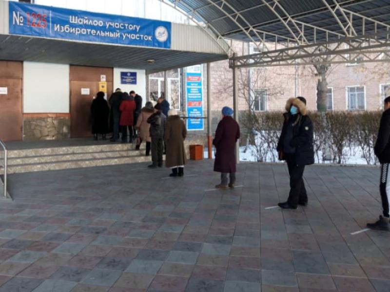 КР Акыйкатчы аппаратынын кызматкерлери КР Президентин мөөнөтүнөн мурда шайлоо жана башкаруу формасын аныктоо боюнча референдумдун жүрүшүнө мониторинг жүргүзүшүүдө