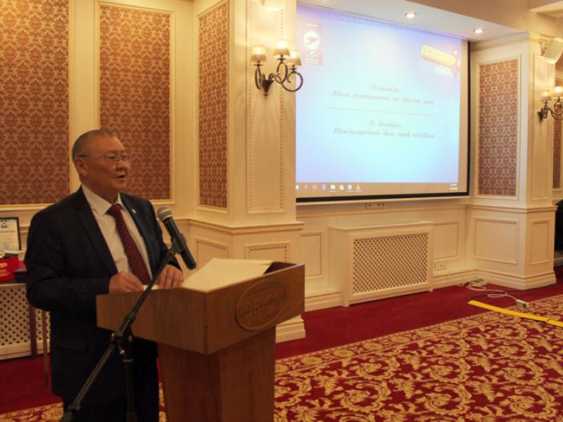 Адам укуктары күнүнө карата жалпыга маалымдоо каражаттарынын кызматкерлерине Акыйкатчынын сыйлыктары тапшырылды