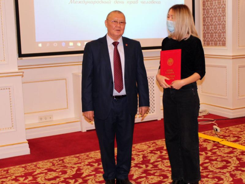 Адам укуктары күнүнө карата жалпыга маалымдоо каражаттарынын кызматкерлерине Акыйкатчынын сыйлыктары тапшырылды
