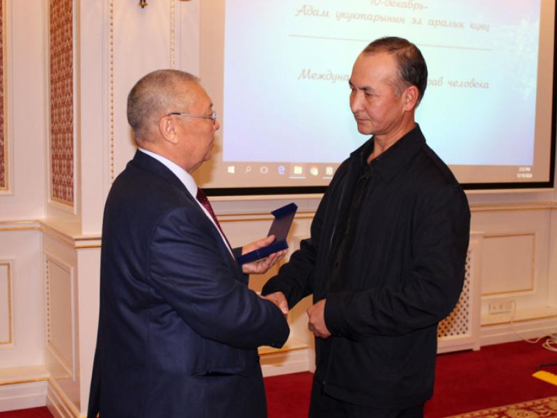 Маркум Үмүтбекке - “Акыйкат” медалы