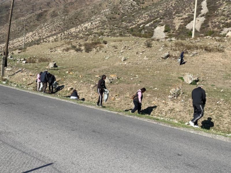 Сотрудники Института Омбудсмена в Кой-Таше очистили от мусора 4 км участка вдоль трассы