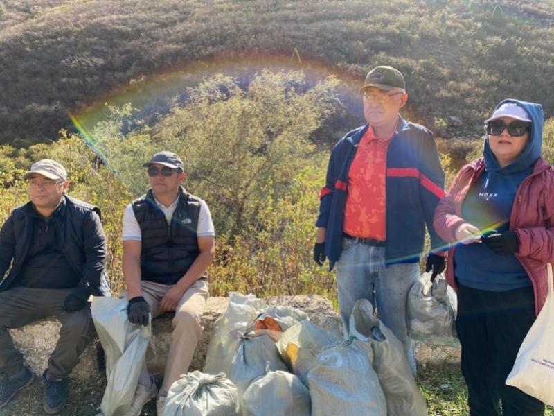 Акыйкатчы институтунун кызматкерлери Кой-Ташта жол жээгиндеги 4 чакырым участокту таштандыдан арылтышты