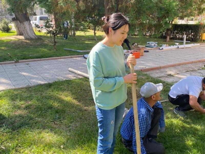 Сотрудники Института Омбудсмена в Кой-Таше очистили от мусора 4 км участка вдоль трассы