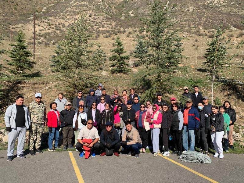 Акыйкатчы институтунун кызматкерлери Кой-Ташта жол жээгиндеги 4 чакырым участокту таштандыдан арылтышты