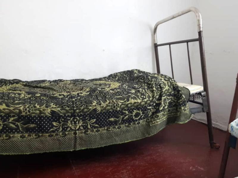 Чаткал районундагы  В.И. Ленин атындагы мектеп-интернатта балдар өз кийимдерин таштекке салып колго  жууйт