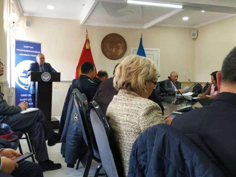 КР Акыйкатчысы Токон Мамытов “Укук кербени” долбоорунун алкактарында Каракол шаарында бир катар жолугушууларды өткөрдү
