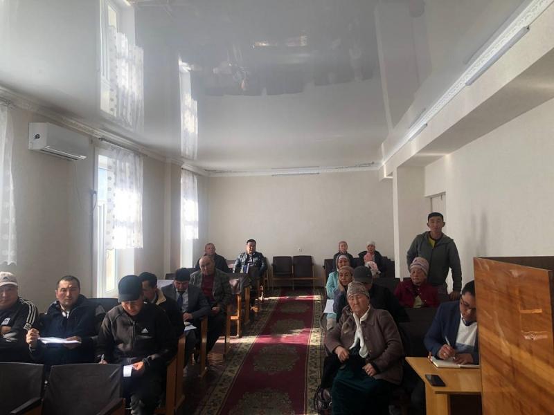 Акыйкатчы Атыр Абдрахматова Баткен областынын тургундарын жеке кабыл алып жатат