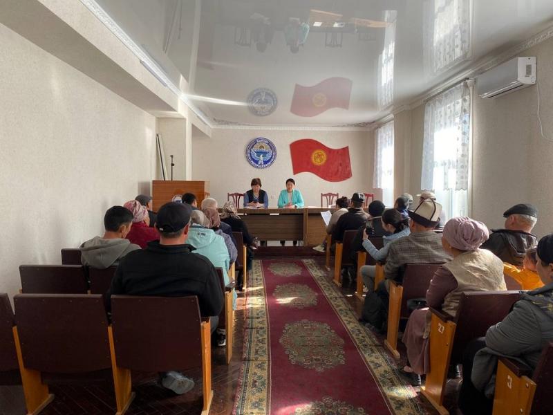 Акыйкатчы Атыр Абдрахматова Баткен областынын тургундарын жеке кабыл алып жатат