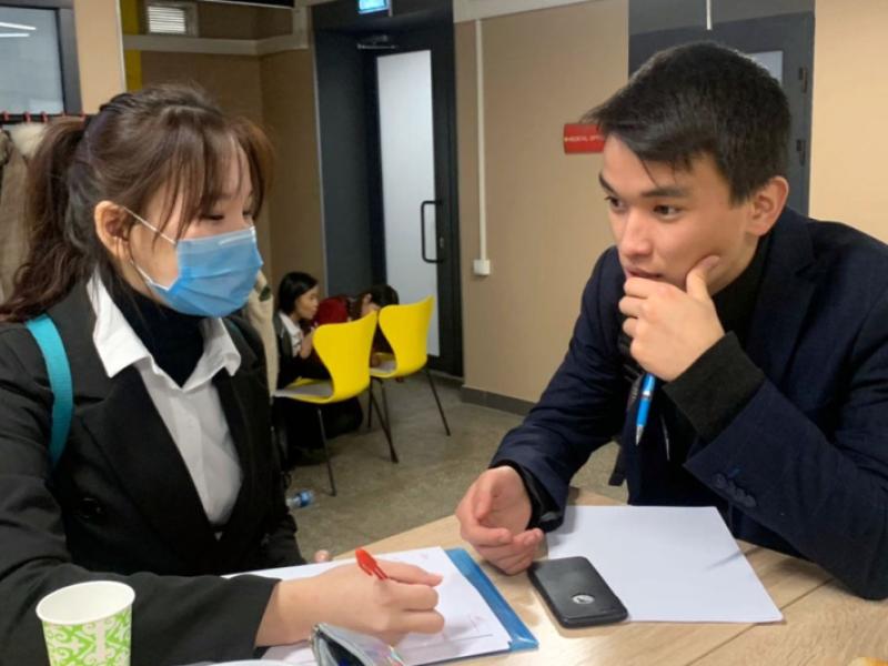 Эл аралык адам укуктары күнүнө карата жаштар арасында өткөрүлгөн дебаттык турнир