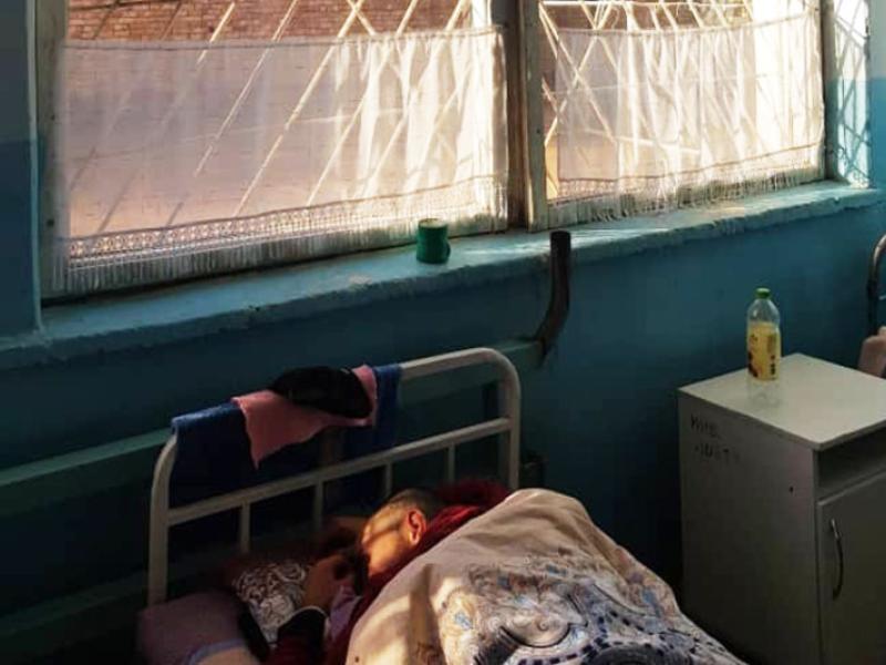 Кызыл-Жар  айылындагы республикалык психиатриялык  ооруканасында бейтаптардын укуктары бузулуп, антисанитардык шартта турушат