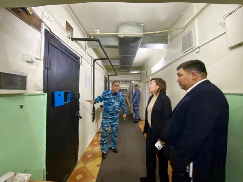 Акыйкатчы Джамиля Джаманбаева Ош шаарындагы 5-тергөө абагына барды