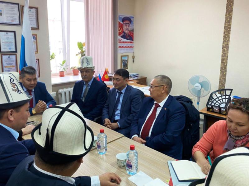 Токон Мамытов Екатеринбург шаарында КР Башкы консулдугунун кызматкерлери жана кыргыз диаспорасынын өкүлдөрү менен жолугушту