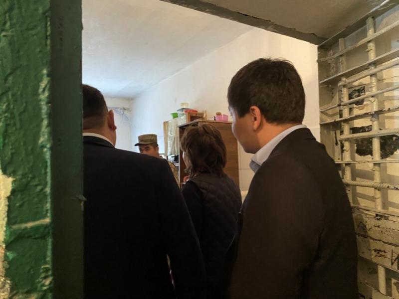 Акыйкатчы Джамиля Джаманбаева Жалал-Абад шаарындагы тергөө абагына барды