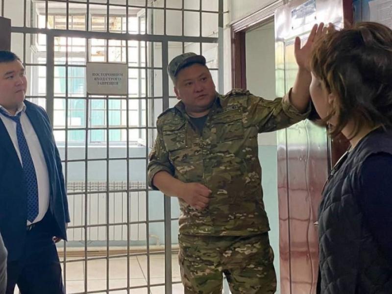 Акыйкатчы Джамиля Джаманбаева Жалал-Абад шаарындагы тергөө абагына барды