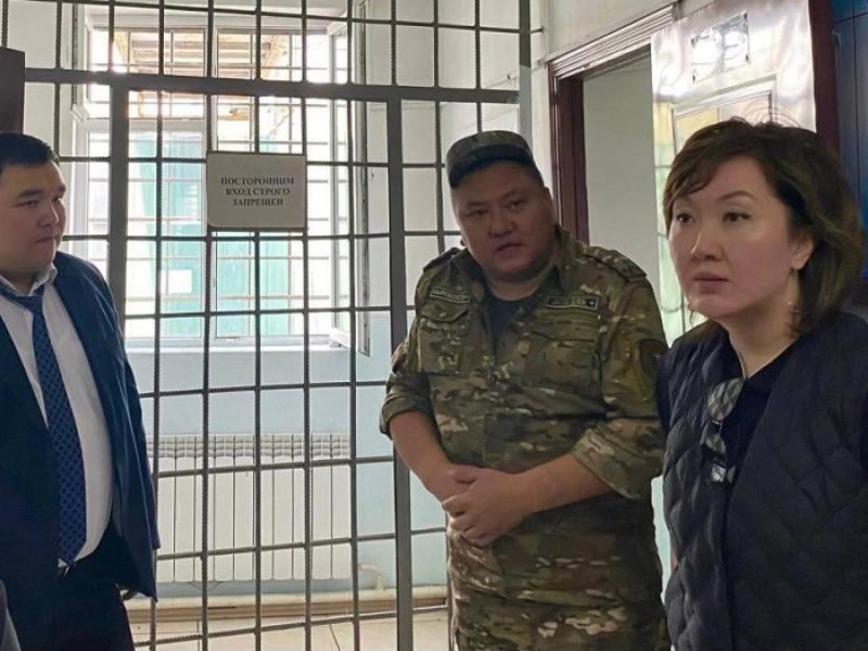 Акыйкатчы Джамиля Джаманбаева Жалал-Абад шаарындагы тергөө абагына барды