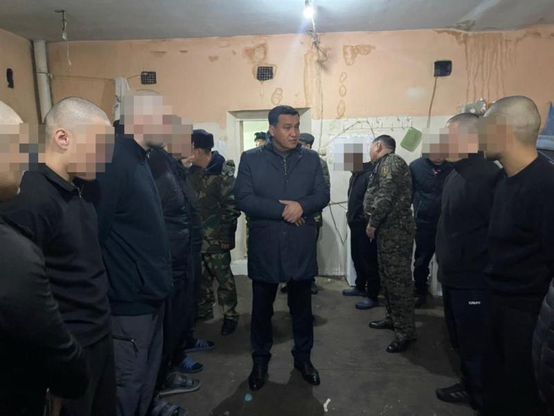 Акыйкатчы Жамиля Жаманбаева Бишкектеги Тергөө абагына барды