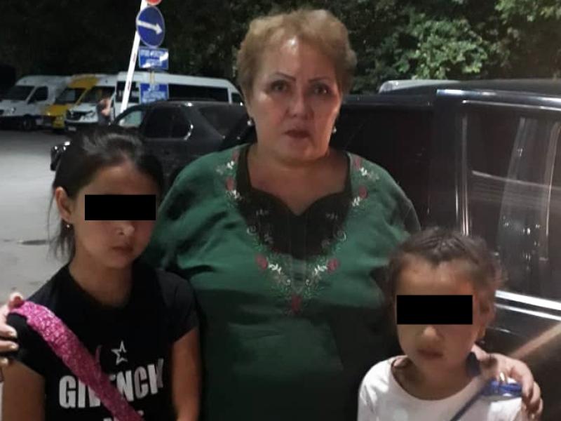 Эжесинен качкан кыздардын атасы айылында эмес экен. Ал Бишкекке иштегени кеткен боюнча дайыны жок