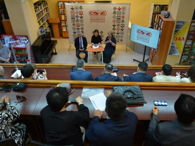 Акыйкатчы Екатеринбург шаарында эмгектенип жүргөн мекендештер менен жолукту 