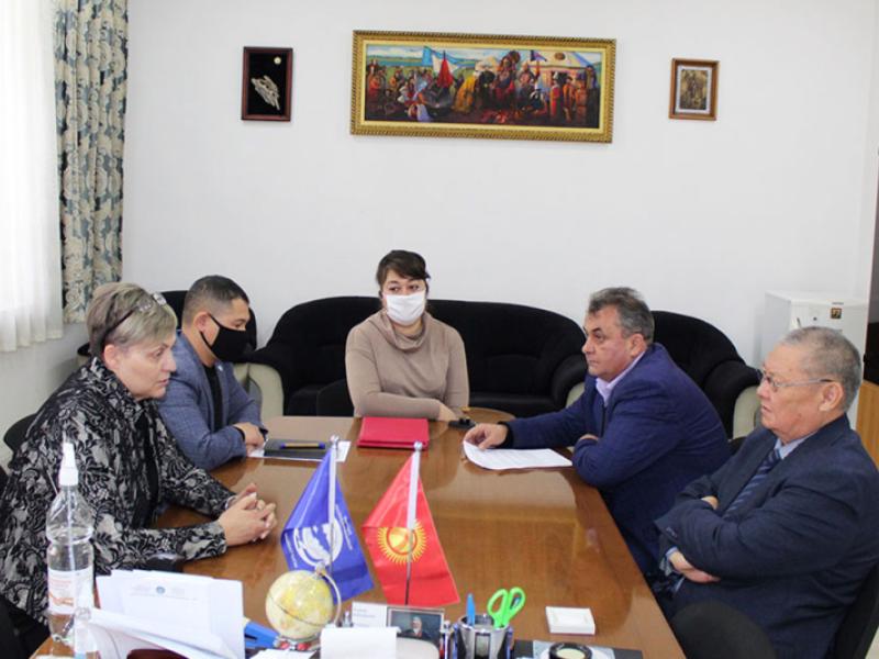 Акыйкатчы Токон Мамытов “Наше право” мекендештер гильдиясы ассоциациясы менен кызматташуу тууралуу меморандумга кол койду