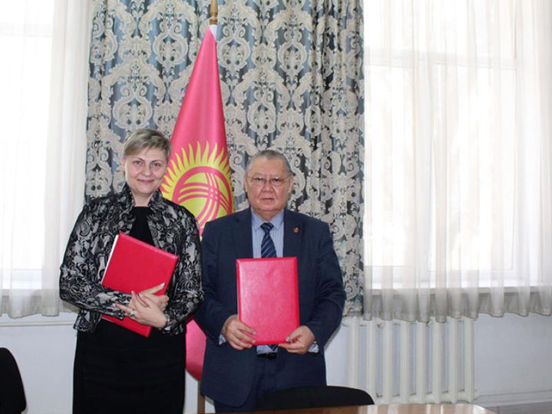 Акыйкатчы Токон Мамытов “Наше право” мекендештер гильдиясы ассоциациясы менен кызматташуу тууралуу меморандумга кол койду