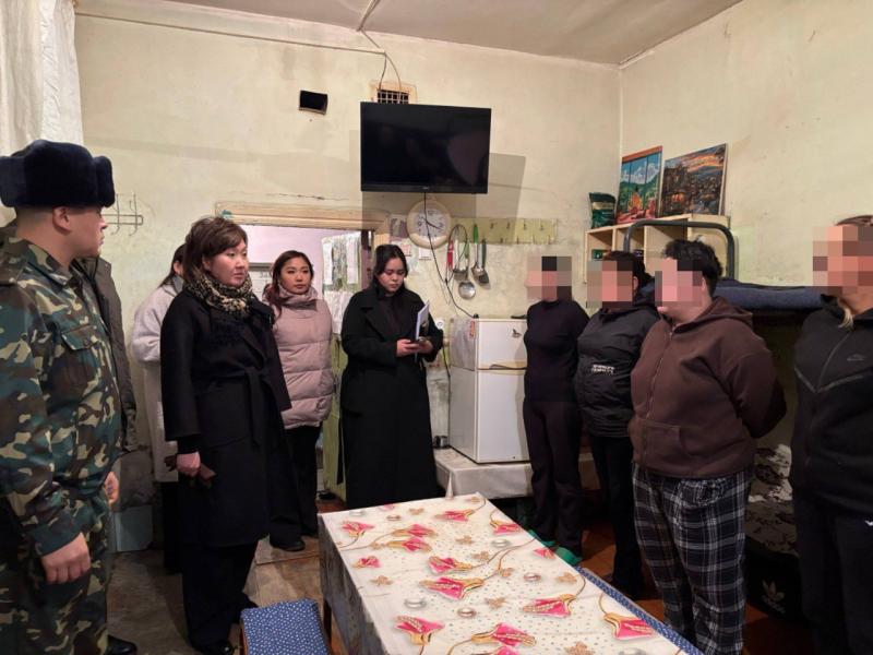 Акыйкатчы Жамиля Жаманбаева Бишкектеги Тергөө абагына барды