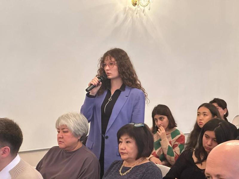 Акыйкатчынын орун басары Айчүрөк Назаралиева Москвада мигранттар менен жолугушту