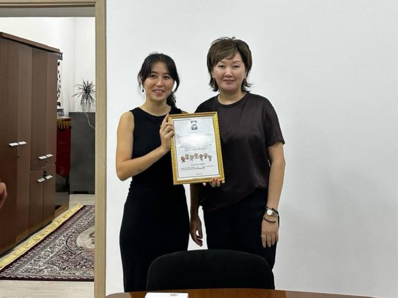 Акыйкатчы Джамиля Джаманбаева аутизм боюнча алгачкы ирет кыргыз тилинде жарык көргөн китептин авторлору менен жолугушту