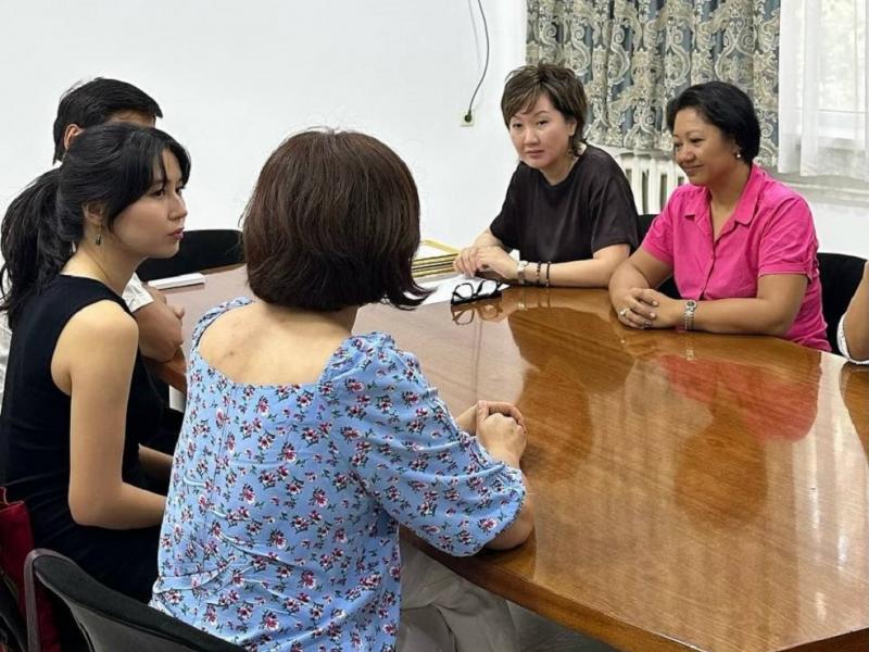 Ombudsman Dzhamilia Dzhamanbaeva held a meeting with the authors of the first books on autism in the Kyrgyz language