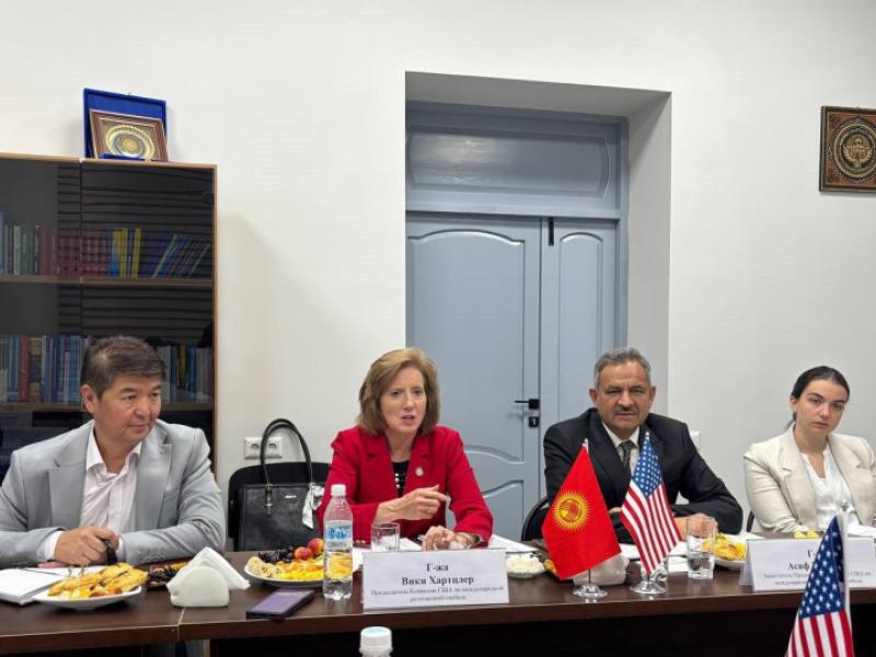 Акыйкатчы АКШнын Дин тутуу эркиндиги боюнча комиссиясынын өкүлдөрү менен Кыргызстандагы диний кырдаалды талкуулады