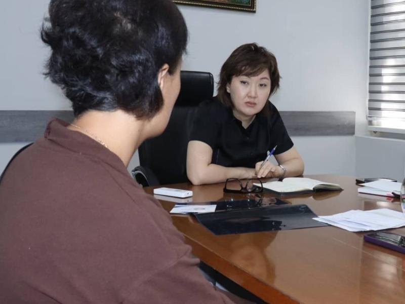 Акыйкатчы үй-бүлөлүк зомбулуктан жабыркаган аялдын ишин жеке көзөмөлүнө алды