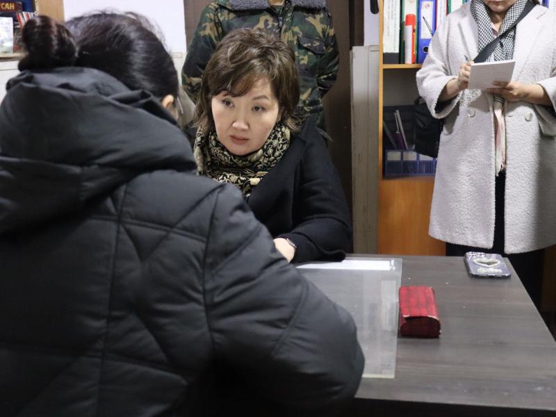 Акыйкатчы Жамиля Жаманбаева Бишкектеги Тергөө абагына барды