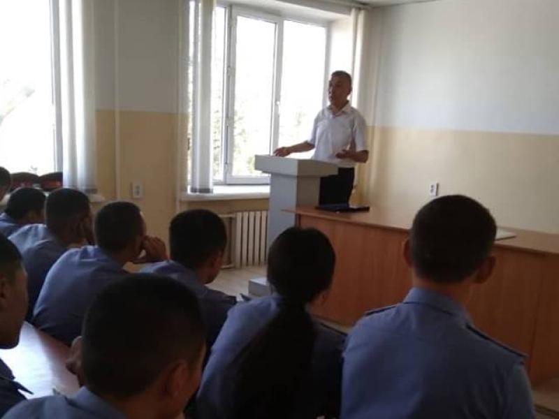 Акыйкатчы Аппаратынын кызматкери КРнын ички иштер министрлигине караштуу Ж.Ш.Шабиров атындагы Республикалык окуу борборунун курсанттары менен жолугушту