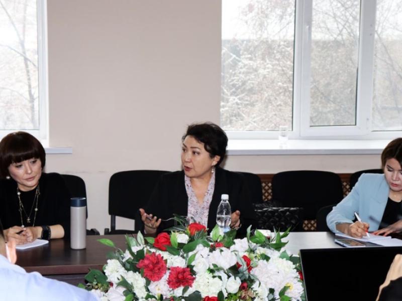 Акыйкатчы Атыр Абдрахматова укук коргоо органдары жана укук коргоо уюмдары менен Кыргызстандагы журналисттерди жана ЖМКларды колдоого байланышкан маселелерди талкуулады