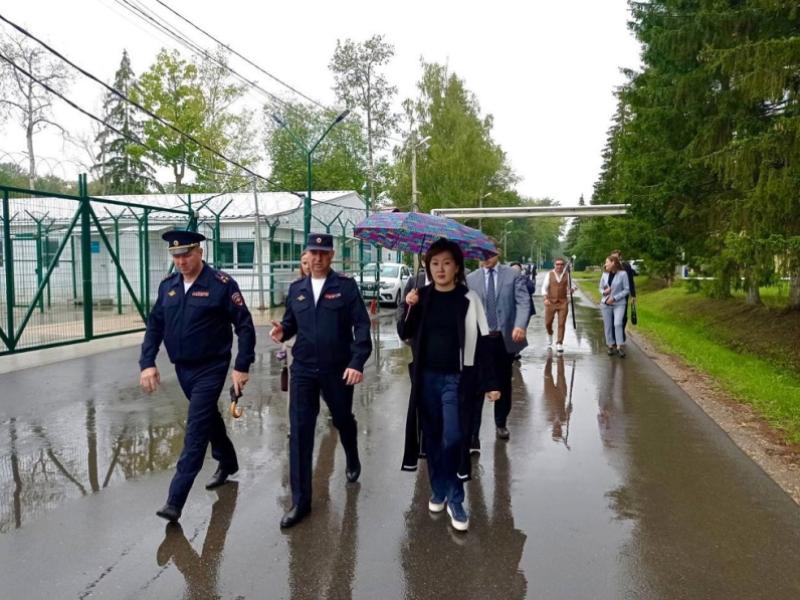 Акыйкатчы Россияда кыргызстандык мигранттар убактылуу кармалган атайын мекемеде болду