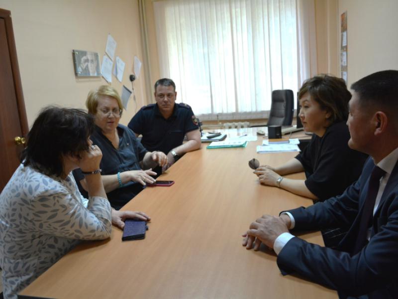 Акыйкатчы Екатеринбургдагы убактылуу кармоо борборунда турган кыргыз жарандары менен баарлашты