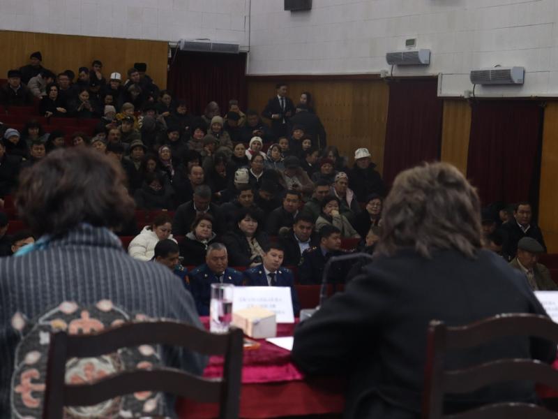 Акыйкатчы Чүй облусунун Токмок шаарында жергиликтүү тургундар менен жолугушту