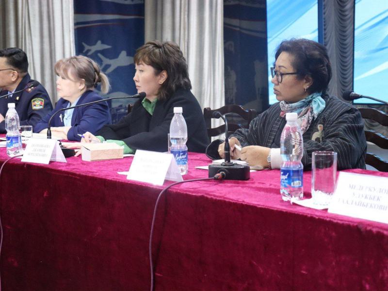 Акыйкатчы Чүй облусунун Токмок шаарында жергиликтүү тургундар менен жолугушту