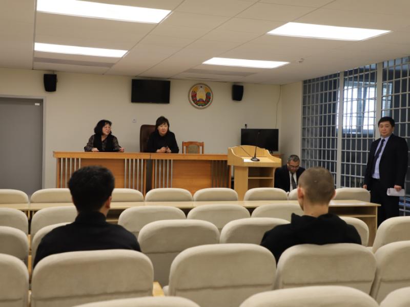 Акыйкатчы Минскте Тергөө абагында олтурган кыргыз жарандары менен жолугушту