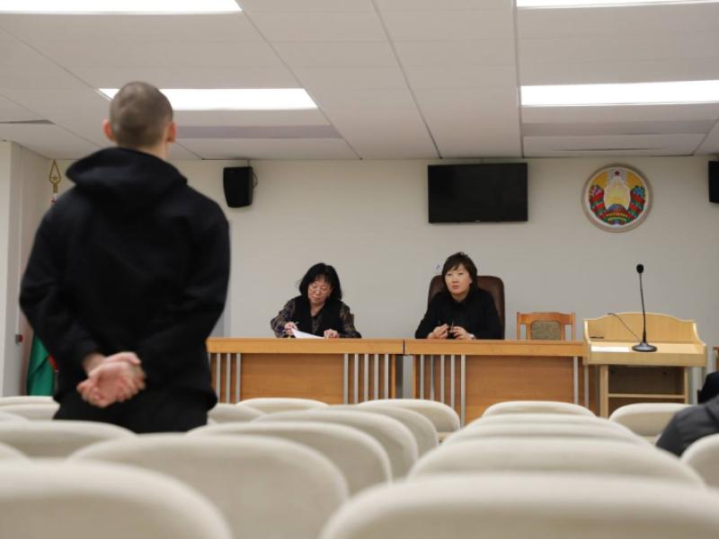 Акыйкатчы Минскте Тергөө абагында олтурган кыргыз жарандары менен жолугушту