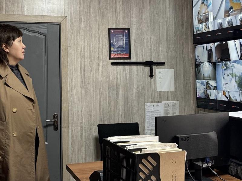 Акыйкатчы: Жабык жайларда кармоо жарандардын ар-намысын кемсинтүү же ырайымсыз мамиле менен коштолбоого тийиш