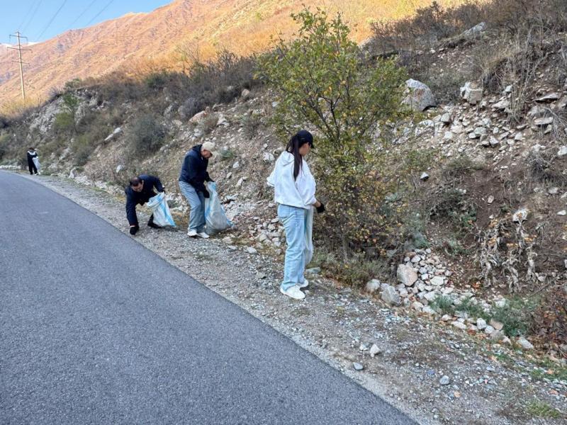 Сотрудники Института Омбудсмена провели субботник в Кой-Таше