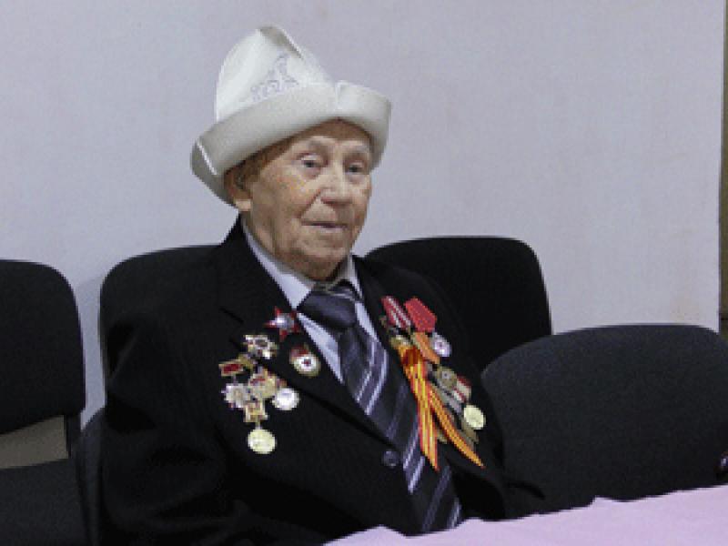 Участник Великой Отечественной войны П.Н.Чесноков вручил свою книгу Кубату Оторбаеву