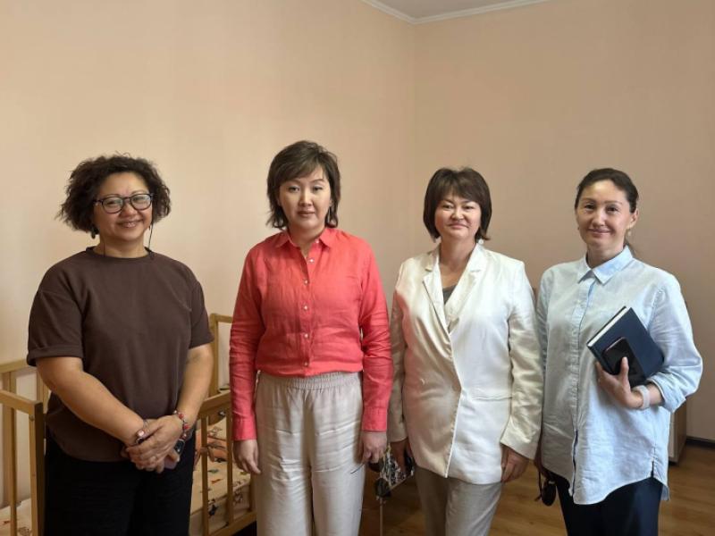 Акыйкатчы КР Джамиля Джаманбаева посетила ресурсный центр поддержки матерей и детей «Эне үйү»