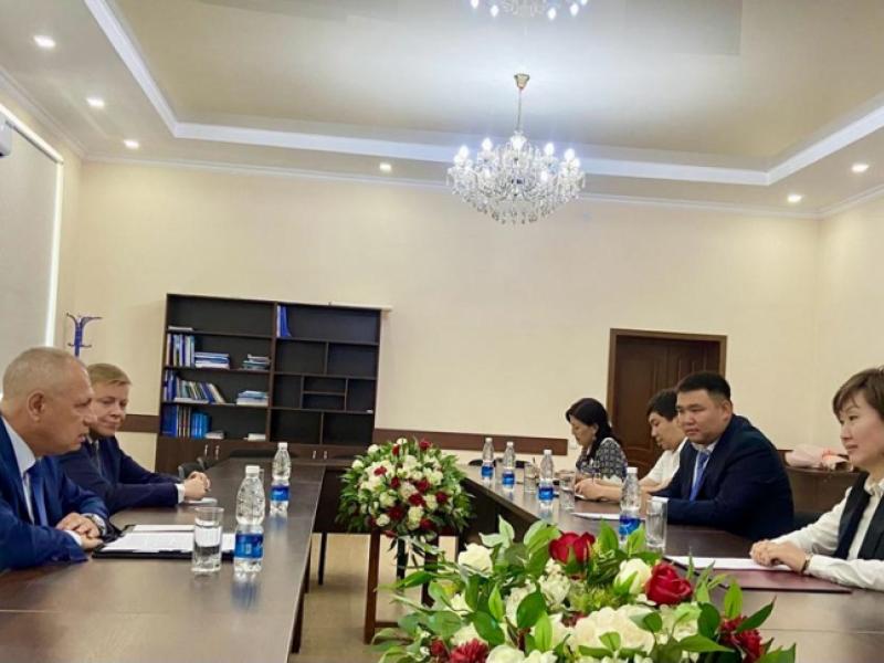 Акыйкатчы Джамиля Джаманбаева Россиянын Кыргызстандагы элчисинин кеңешчи-кичи элчиси менен жолугушту