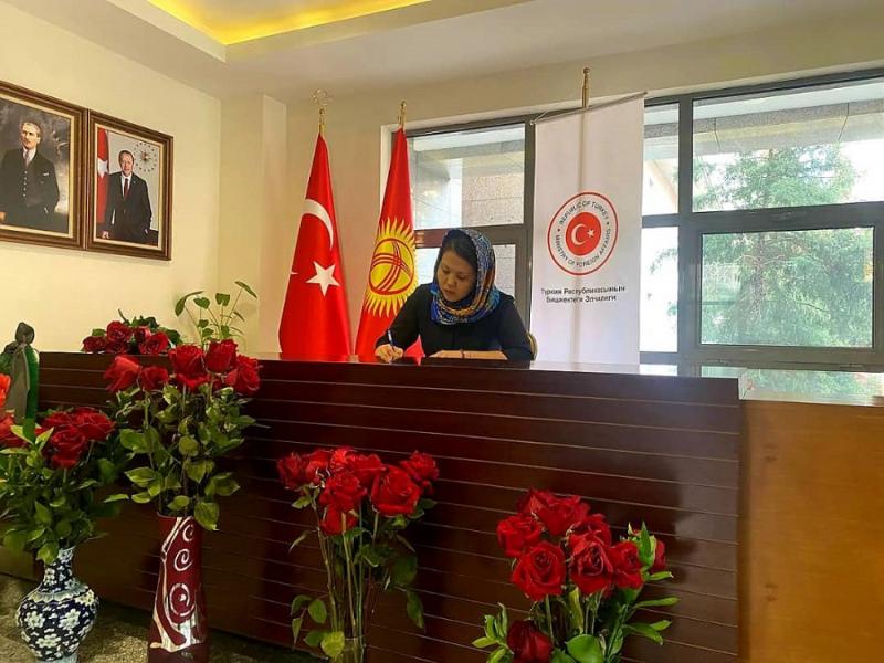 Атыр Абдрахматова Кыргызстандагы Түркиянын элчилигине барып көңүл айтты